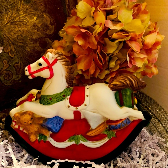 Porcelain Music Box ChristmasTreasuryVintage 1970 - Picture 3 of 6